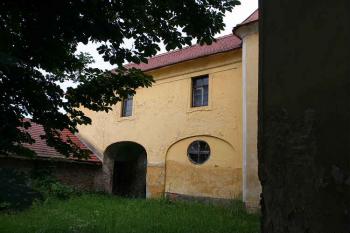 Zaústění kryté chodby ze zámku do kostela (© Ivan Grisa, 06/2008)