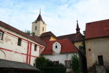 Kostel ze zámeckého nádvoří (© Ivan Grisa, 06/2008)
