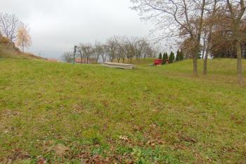 Vytěžená centrální plocha jádra hradu, vpravo vyvýšená jv. část jádra (© Dušan Dohňanský  11/2021)