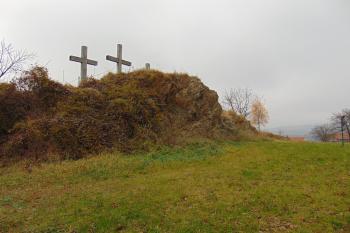Rozpůlené hradní jádro (© Dušan Dohňanský  11/2021)