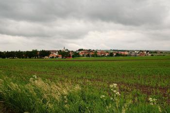 Bánov - pohled na obec Bánov (© Karel Světlík, 08/2010)