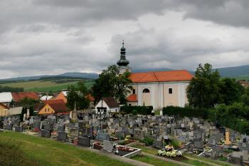 Bánov - pohled od hradu (© Karel Světlík, 08/2010)