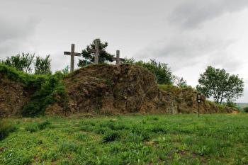 Bánov - pohled na část odtěženého hradního jádra (© Karel Světlík, 08/2010)