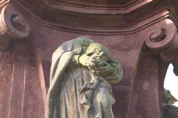 Socha sv. Diviše na severní straně spodní části sloupu (© Ivan Grisa, 06/2008)