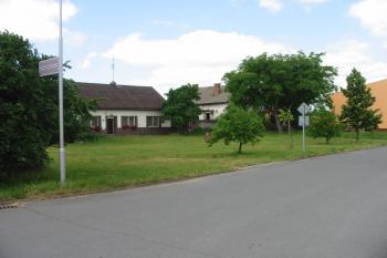 pohled na místo tvrze od jv. (© D Dohňanský, 06/2015)