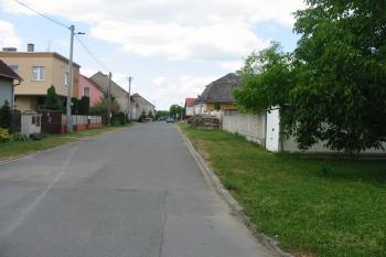 ulice tvoří jižní hranici místa tvrze (© D Dohňanský, 06/2015)