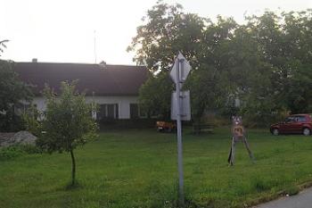celkový pohled na předpokládané místo tvrze, v pozadí budovy zrušeného dvora ( © Ondřej Štěpánek 07/2008)
