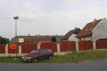 do oblouku utvářená ulice západně od místa tvrze, která snad respektuje utváření vodního příkopu bývalé tvrze ( © Ondřej Štěpánek 07/2008)