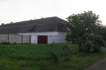 bývalá budova dvora a zídka (napravo), která snad respektuje původní tvar vodního příkopu ( © Ondřej Štěpánek 07/2008)