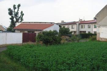 pohled do prostoru bývalého příkopu, jehož tvar snad respektují parcely pozemků ( © Ondřej Štěpánek 07/2008)