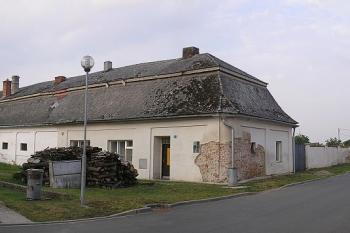 zachovalá historická budova bývalého dvora ( © Ondřej Štěpánek 07/2008)