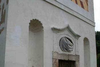 Spodní část věže se vstupním portálem (© Ivan Grisa, 06/2008)