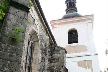 Západní část jižní stěny lodi a věž (© Ivan Grisa, 06/2008)