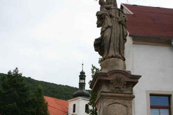 Socha Immaculaty z roku 1785, kostel v pozadí (© Ivan Grisa, 06/2008)