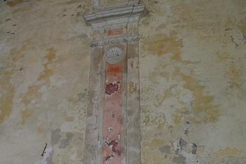 Jeden z pilastrů severní stěny lodi (© Ivan Grisa, 07/2008)