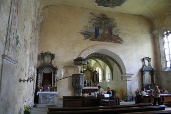 Východní stěna lodi s vítězným obloukem, kazatelnou a torsy bočních oltářů (© Ivan Grisa, 07/2008)
