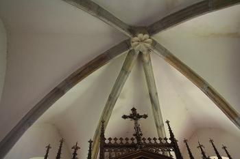 Paprsčitá klenba závěru presbytáře (© Ivan Grisa, 07/2008)