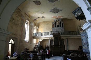 Průhled vítězným obloukem do lodi (© Ivan Grisa, 07/2008)
