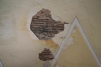 Odpadlá omítka ukazuje konstrukci stropu (© Ivan Grisa, 07/2008)