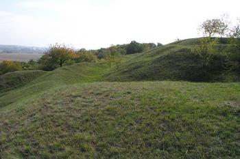 Severní zaoblení příkopu pod jádrem ( © Roman Řezáč 10/2004)