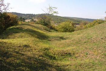 Jižní příkop před jádrem ( © Roman Řezáč 10/2004)