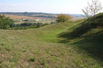 Severní zaoblení příkopu pod jádrem ( © Roman Řezáč 10/2004)