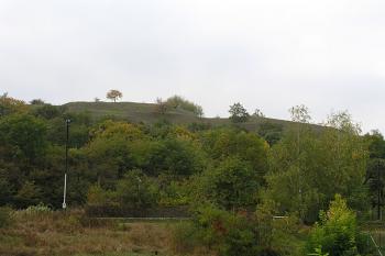 Celkový pohled od východu ze silnice ( © Roman Řezáč 10/2004)