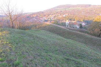 Pohled z jádra na vnější příkop a val na sv. ( © Dušan Dohňanský 11/2019)