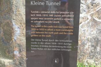 Informace pod zámeckou skálou (© Jiří Špaček, 04/2015)