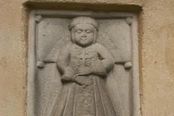 náhrobník ze 16. století v jižní zdi ( © Milan Caha 06/2008)