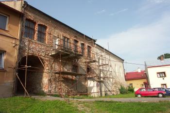 synaoga z Rabínského plácku, vlevo Rabínský dům ( © Milan Caha 06/2008)