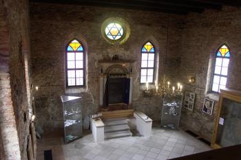 interiér synagogy - pohled ze ženské galerie ( © Milan Caha 06/2008)