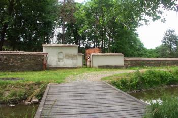 vchod na hřbitov v místě obřadní síně ( © Milan Caha 06/2008)