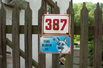 v tomto domě si lze vypůjčit klíč od hřbitova ( © Milan Caha 06/2008)