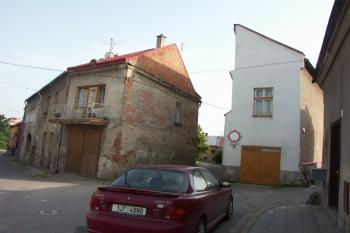 místo kde stávala Horní brána - pohled ze severu ( © Milan Caha 06/2008)