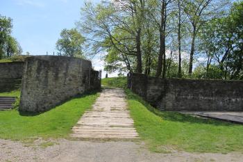 Brána do vnitřního nádvoří,cvlevo polokruhová bašta ( © Dušan Dohňanský 05/2019)
