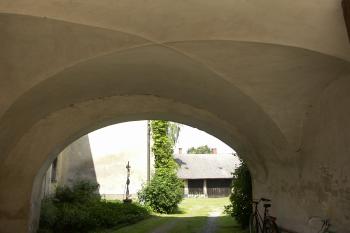 průjezd děkantví ( © Milan Caha 06/2008)