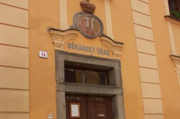 vchod do děkanství ( © Milan Caha 06/2008)