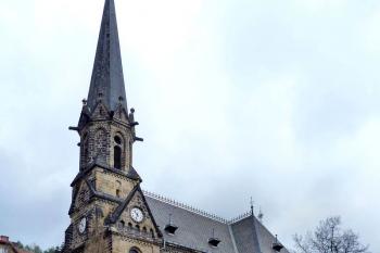 Evangelický kostel v Podmoklech – pseudorománský a pseudogotický ( © František Kinař 05/2017)