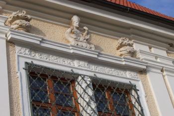 Konice - zámek - štuková výzdoba okna nad vstupem (© Ivo Rozehnal, 10/2010)