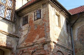 Konice - zámek - zadní část zámku je stále ve špatném stavu (© Ivo Rozehnal, 10/2010)