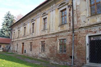 Konice - zámek - Zadní část, aneb kde už peníze došly (© Ivo Rozehnal, 10/2010)