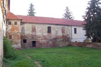 Konice - zámek - spojovací chodba zámku s kostelem Narození Panny Marie.  (© Ivo Rozehnal, 10/2010)
