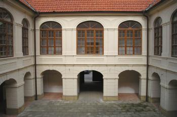 obnovené nádvoří (© de ardoise 05/2005)