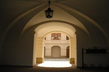 průhled podjezdem do nádvoří (© de ardoise 05/2005)