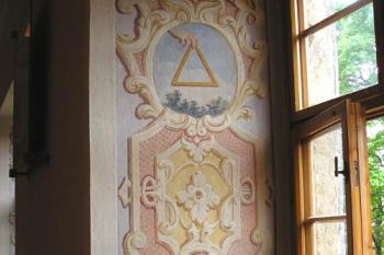 jedna z okeních špalet vyzdobených emblematy (© de ardoise 05/2005)