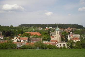 pohled na zámek s přilehlým kostelem (© de ardoise 05/2005)