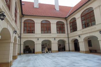 Vnitřní nádvoří od východu (© Dušan Dohňanský  05/2021)