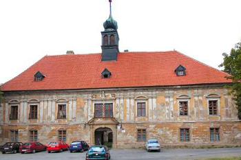vstupní (východní průčelí ( © Pavel Zany Komárek 21.6.2003)