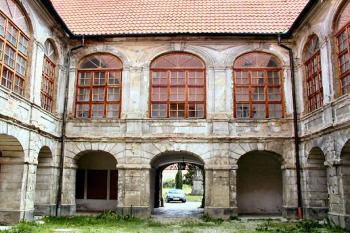 východní strana nádvoří ( © Pavel Zany Komárek 21/6/2003)